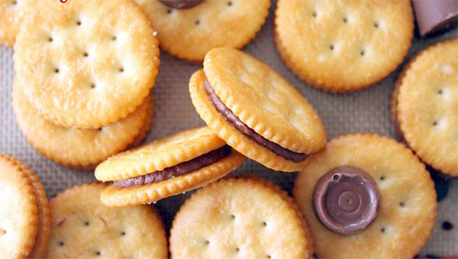 Vì sao hầu hết bánh quy đều tồn tại những chiếc lỗ nhỏ li ti? Lý do hoàn toàn bất ngờ