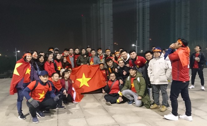CĐV Việt Nam ở Trung Quốc lặn lội 300km tiếp sức cho U23 Việt Nam CĐV Việt Nam ở Trung Quốc lặn lội 300km tiếp sức cho U23 Việt Nam