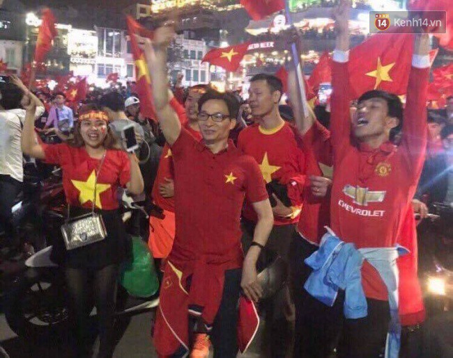 Phó Thủ tướng Vũ Đức Đam hoà vào dòng người chúc mừng đội tuyển U23 Việt Nam giành vé vào chung kết