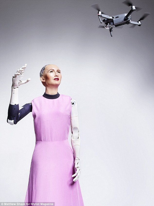 Robot Sophia xuất hiện trên bìa tạp chí thời trang Anh: 