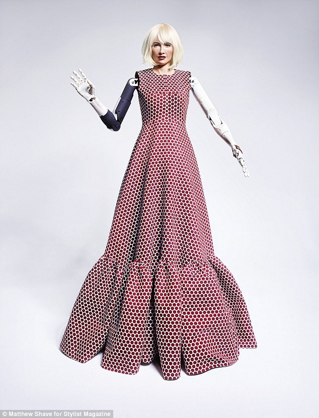 Robot Sophia xuất hiện trên bìa tạp chí thời trang Anh: 