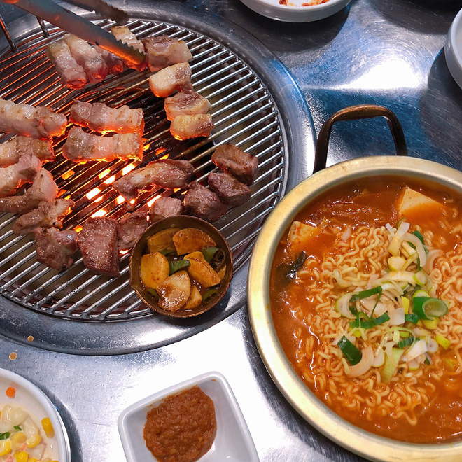 Đến đảo Jeju Hàn Quốc thì nhất định phải ghé hàng thịt nướng nức tiếng này