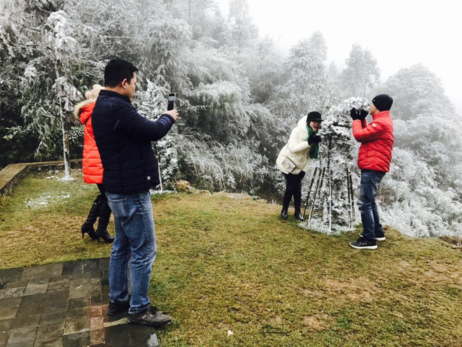 Chùm ảnh: Tuyết rơi phủ trắng Sa Pa, nhiều du khách thích thú chụp ảnh