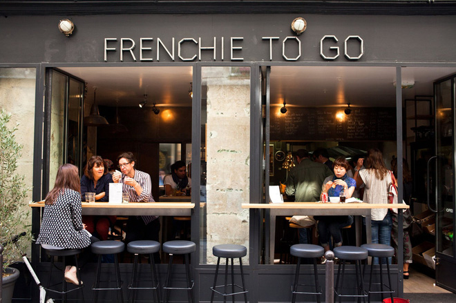 Nhìn cứ ngỡ thực đơn nhà hàng sang xịn, thế nhưng đây lại là ẩm thực đường phố ở Paris