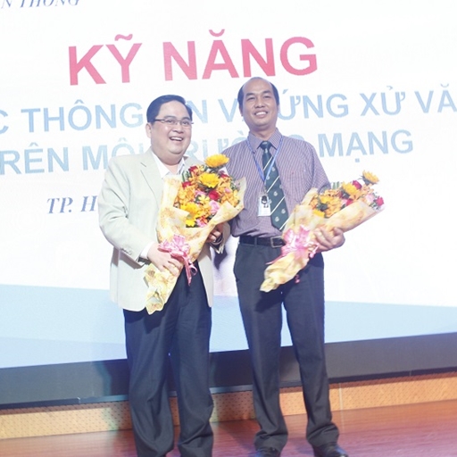 Diễn giả Lê Văn Hiển chia sẻ chuyên đề “Kỹ năng khai thác thông tin và ứng xử văn hóa trên môi trường mạng” tại trường ĐH Công nghiệp Thực phẩm TP.HCM