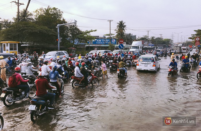 Hành động đẹp: CSGT điều xe công vụ chở dân qua khỏi điểm ngập triều cường ở Sài Gòn