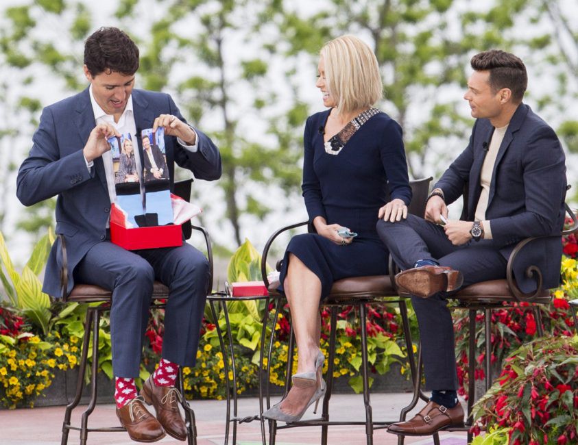Chẳng phải trang phục, giờ đây những đôi tất của Thủ tướng Canada mới là thứ người ta muốn “bóc giá”