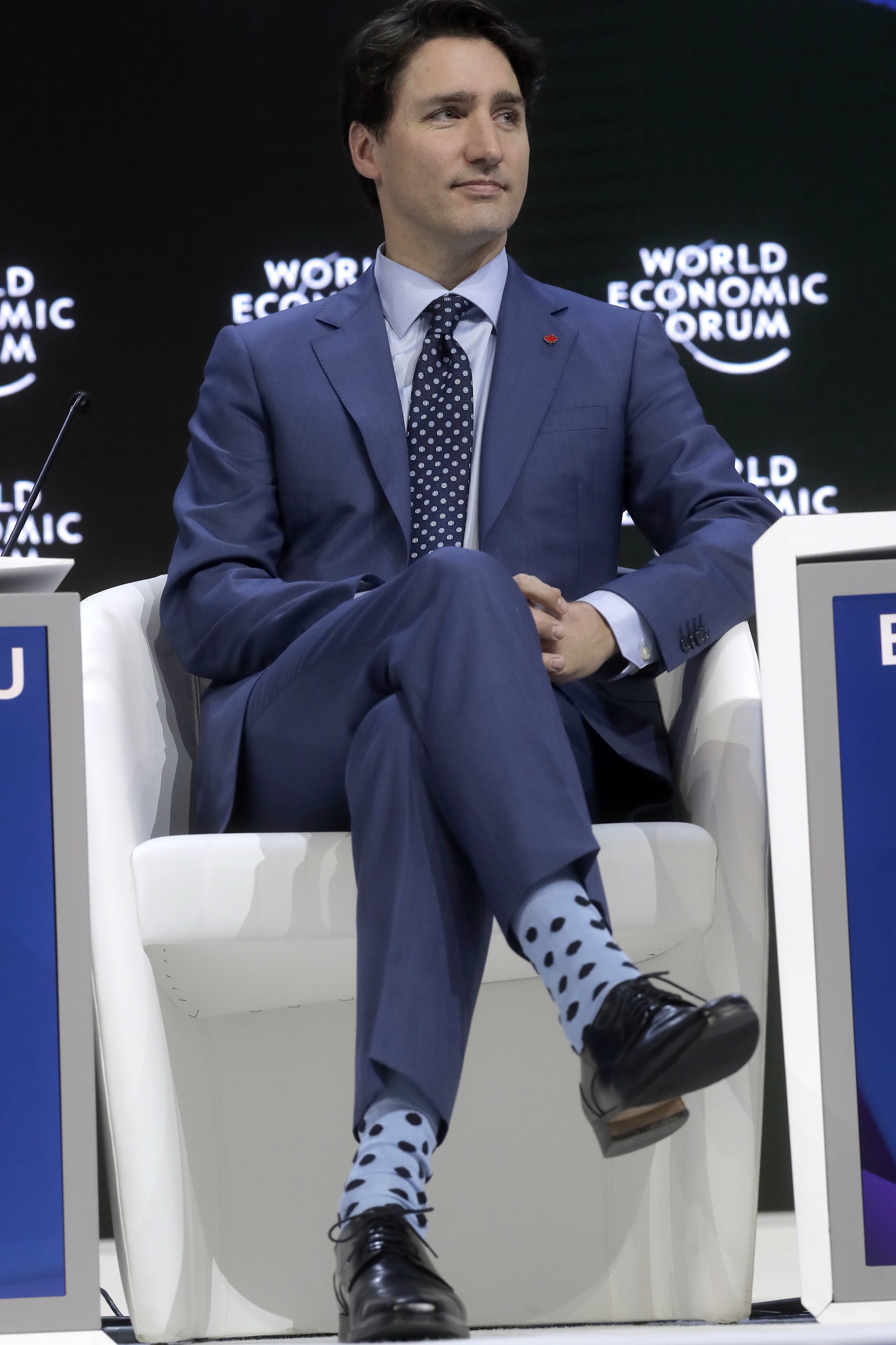 Chẳng phải trang phục, giờ đây những đôi tất của Thủ tướng Canada mới là thứ người ta muốn “bóc giá”