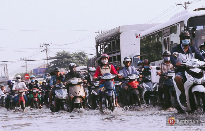 Hành động đẹp: CSGT điều xe công vụ chở dân qua khỏi điểm ngập triều cường ở Sài Gòn