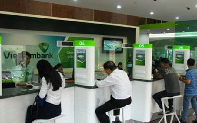        Bên cạnh tăng phí vài dịch vụ, Vietcombank cũng miễn và giảm nhiều loại phí giao dịch tiền mặt, chuyển khoản từ ngày 1/3/2018