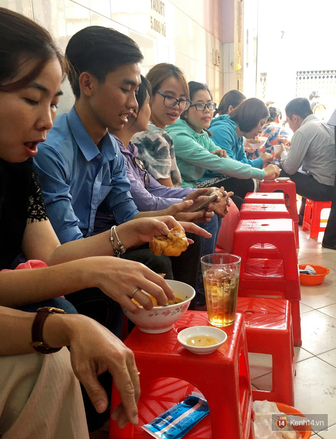 Đây đích thị là hàng bánh canh bán sướng nhất Sài Gòn: mỗi ngày chỉ cần bán 1 tiếng là hết sạch