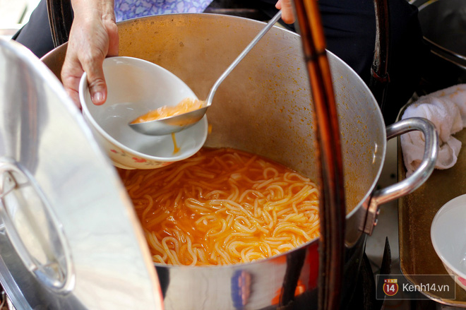 Đây đích thị là hàng bánh canh bán sướng nhất Sài Gòn: mỗi ngày chỉ cần bán 1 tiếng là hết sạch