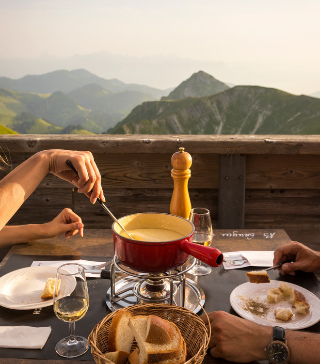 Đến với Thụy Sĩ không thể bỏ qua Fondue – món lẩu phô mai đầy hấp dẫn