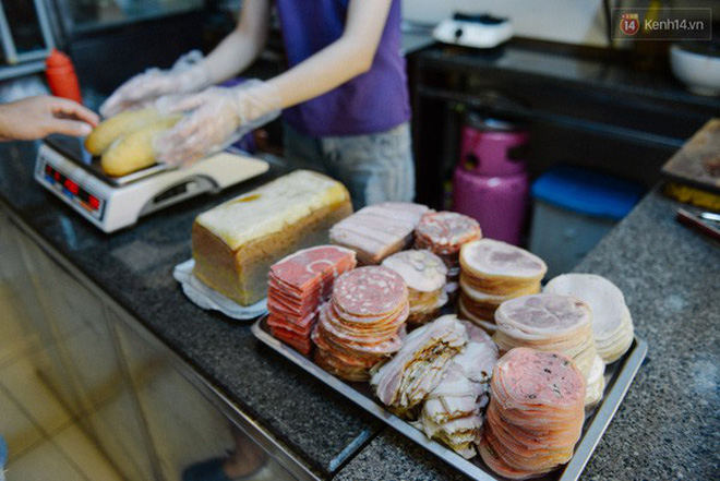 Hà Nội có 2 hàng bánh mì lâu đời nổi tiếng giá cao nhưng lúc nào cũng đông khách