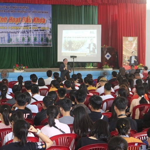 Diễn giả Lê Văn Hiển sinh hoạt đầu khóa cùng hàng trăm Tân sinh viên Đại học Tài nguyên Môi trường