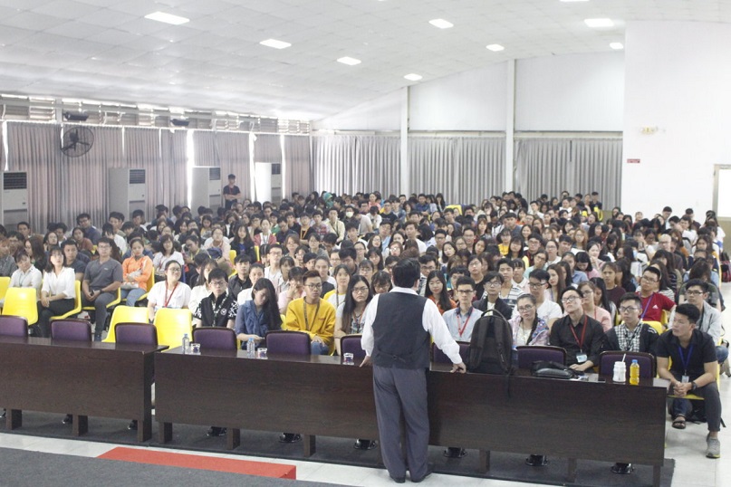 Diễn giả - Chuyên gia tâm lý Lê Văn Hiển chia sẻ tuyệt chiêu chinh phục nhà tuyển dụng cho gần 1000 sinh viên Đại học Tôn Đức Thắng