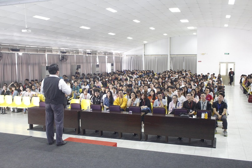 Diễn giả - Chuyên gia tâm lý Lê Văn Hiển chia sẻ tuyệt chiêu chinh phục nhà tuyển dụng cho gần 1000 sinh viên Đại học Tôn Đức Thắng